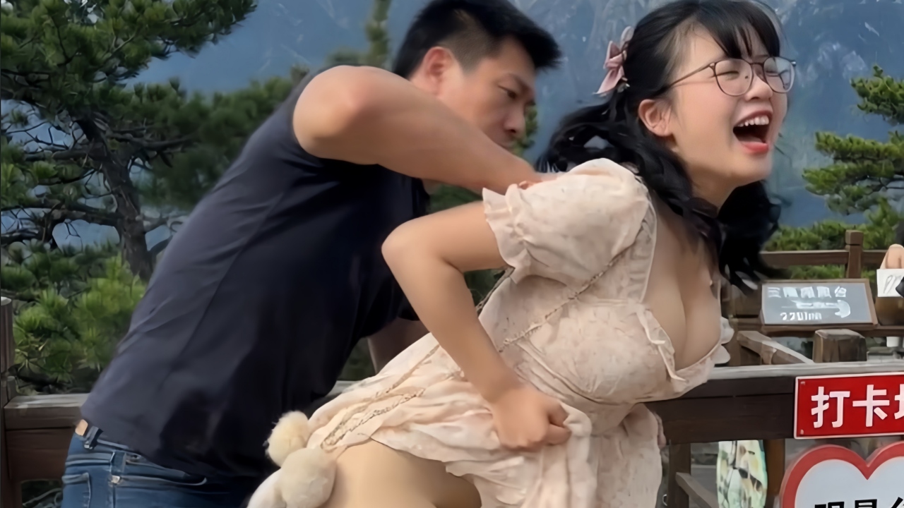 《山顶上的眼镜妹》