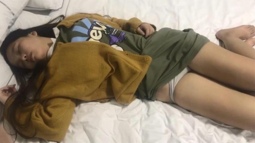 夏天推荐-年轻大胸小妹网聊约会男网友被套路扒光变成死猪玩无套内射中出_ title=_夏天推荐-年轻大胸小妹网聊约会男网友被套路扒光变成死猪玩无套内射中出