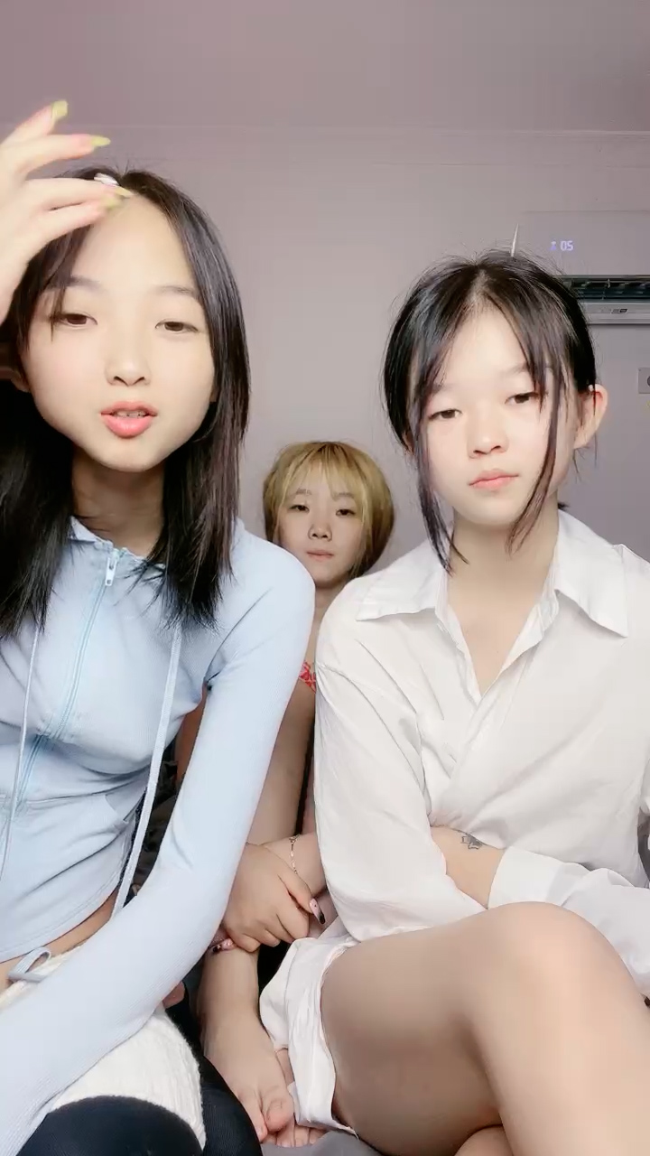 三个00后嫩妹妹！幸福老哥一挑三！超嫩美乳粉穴，双头龙女女互插，骑乘位一个个上，翘屁股求操