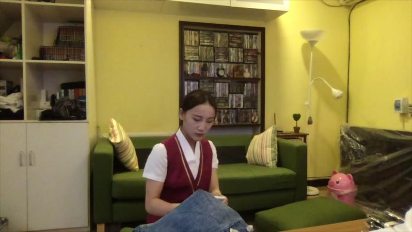 下海大二学妹的黑丝学生制服诱惑